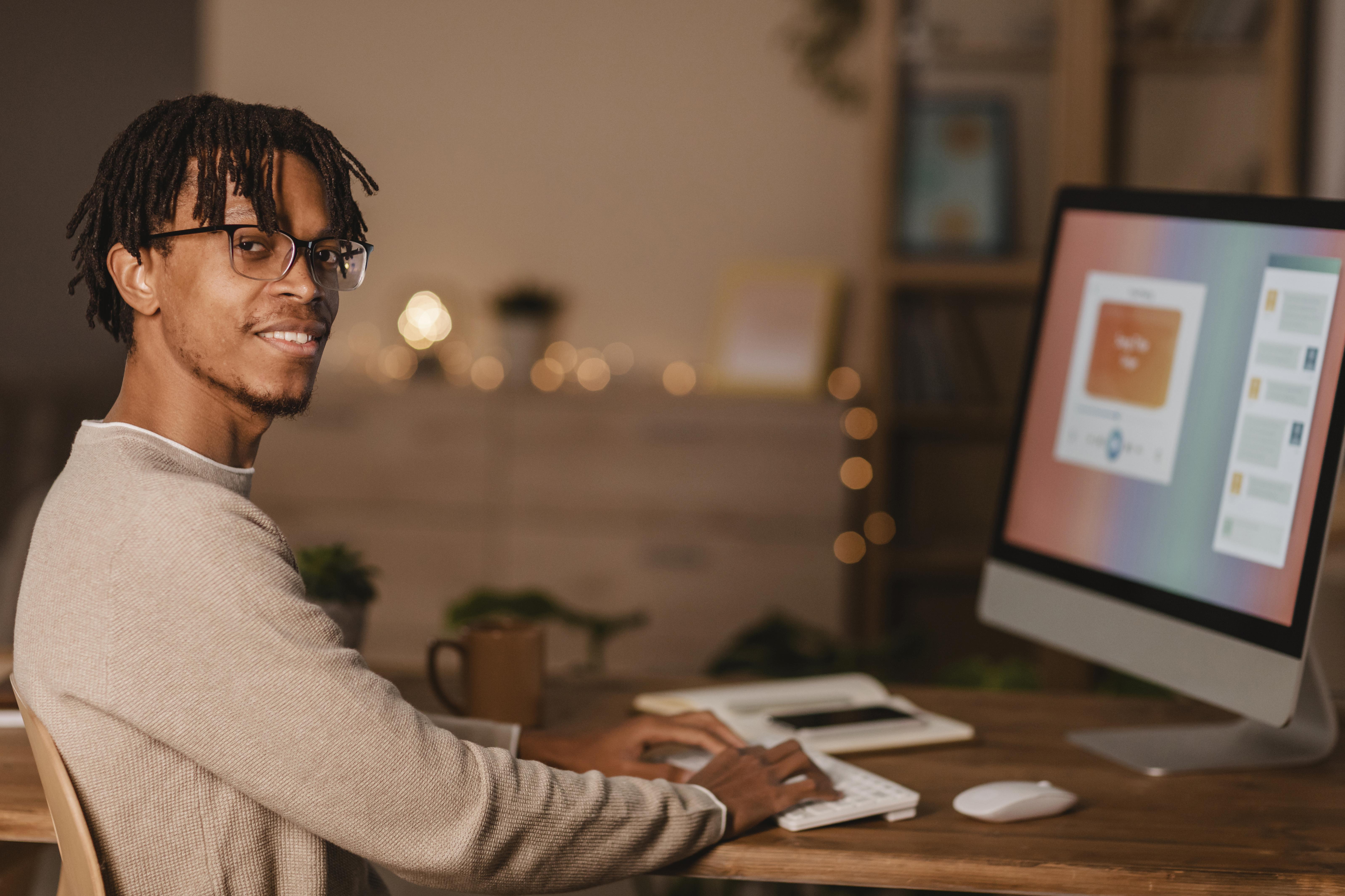 Homem usando o computador e analisando dados, representando a decisão de custos de um site