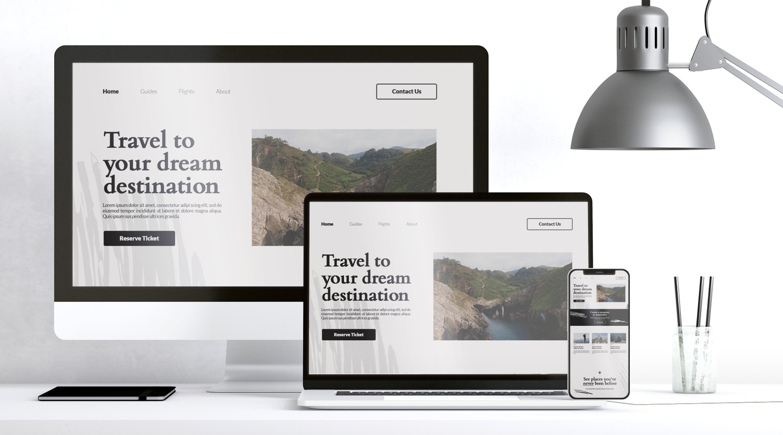 Página inicial de um site vista em diferentes telas de dispositivos, representando o design responsivo.