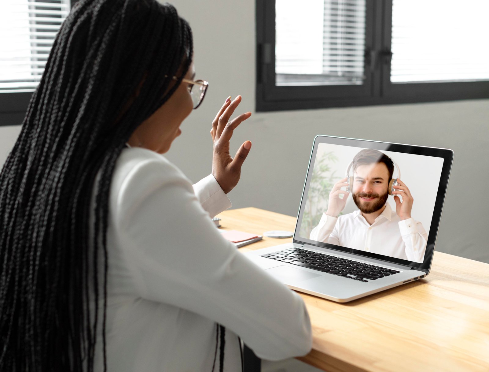 Mulher em videochamada, ilustrando a terapia online e conexão digital