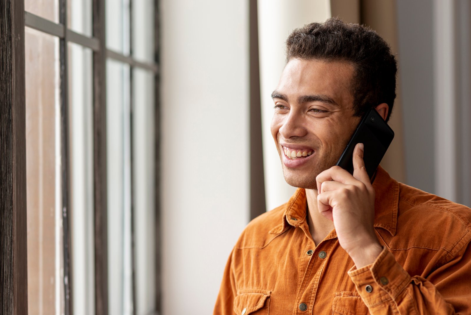Ilustração de um telefone com o ícone do WhatsApp, representando chamadas de voz empresariais.